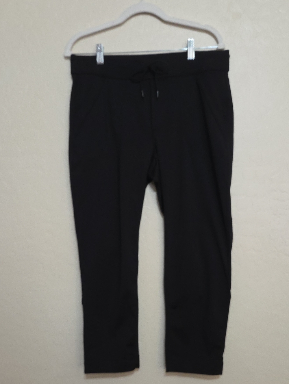 Athleta Black Women’s Cropped Drawstring Joggers